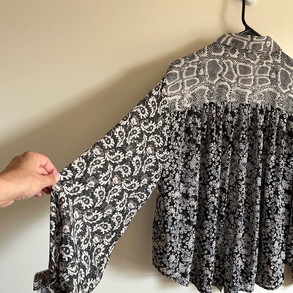 Free People Dani Boho Relaxed Fit Button Up Shirt Black/Cream Paisley size Med - Picture 4 of 14